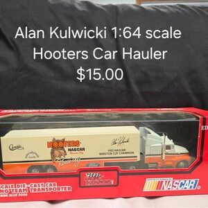 NASCAR Hooters Die-Cast Car Hauler 1:64 Scale